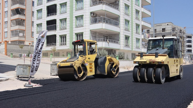 Büyükşehir Mehmetçik Mahallesi’nde Asfalt Serim Çalışmalarına Başladı