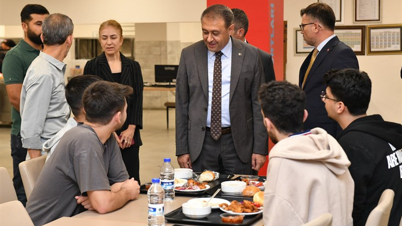 Vali Şıldak Üniversite Öğrencilerini Dinledi