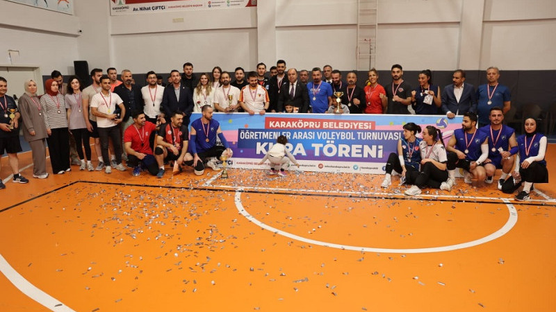 Karaköprü'de Öğretmenler Arası Voleybol Turnuvası Ödül Töreniyle Sona Erdi