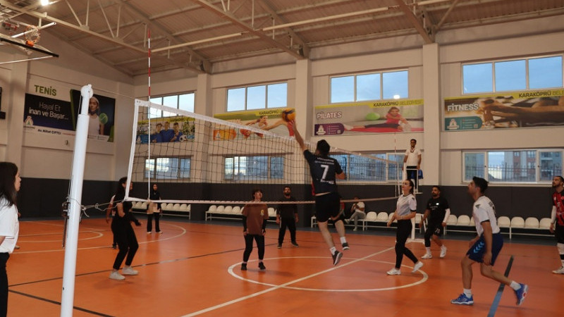 Karaköprü'de Öğretmenler Arası Voleybol Turnuvası Başladı