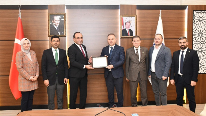 İl Sağlık Müdürü Erhan Berk, Belgeyi Rektör Tahir Güllüoğlu’na Takdim Etti