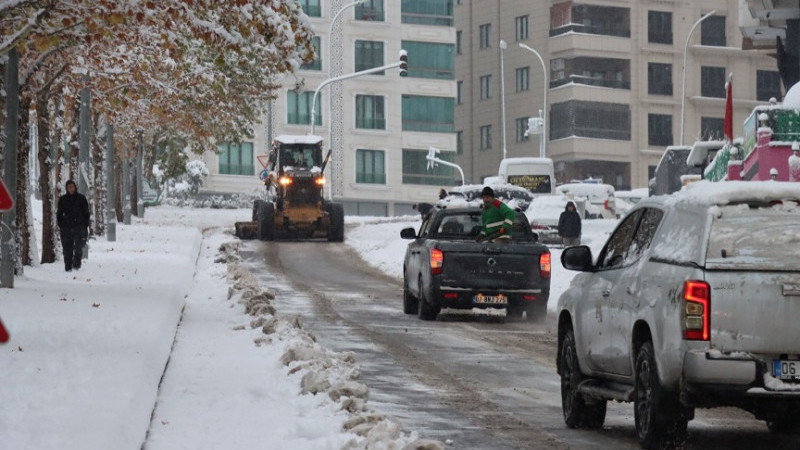 Karaköprü Belediyesi 100 Kişilik Ekiple Kar Mesaisi Yaptı