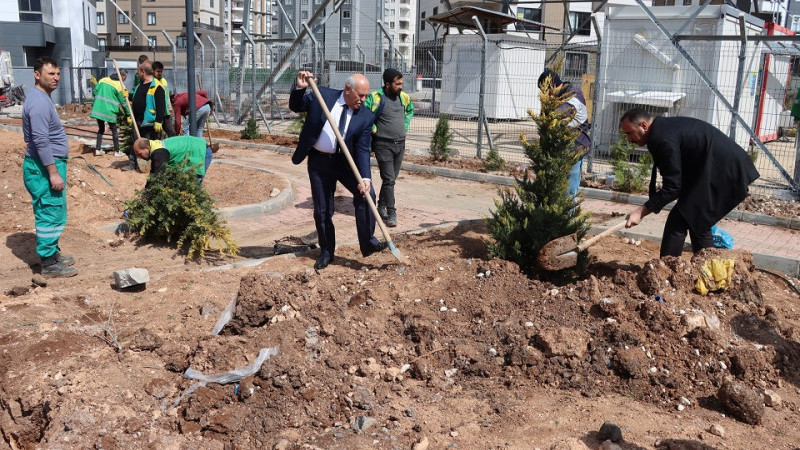 Karaköprü'deki Parklarda Yaz Hazırlığı Başladı