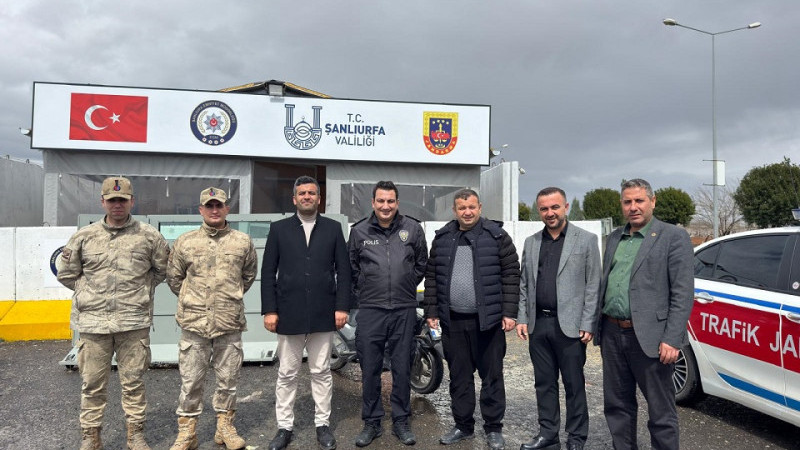 Karaköprü’de Muhtarlardan Görev'deki Jandarma ve Emniyet Mensuplarına Bayram Ziyareti