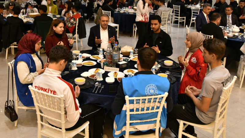 Vali Şıldak Gençlerle İftarda Buluştu