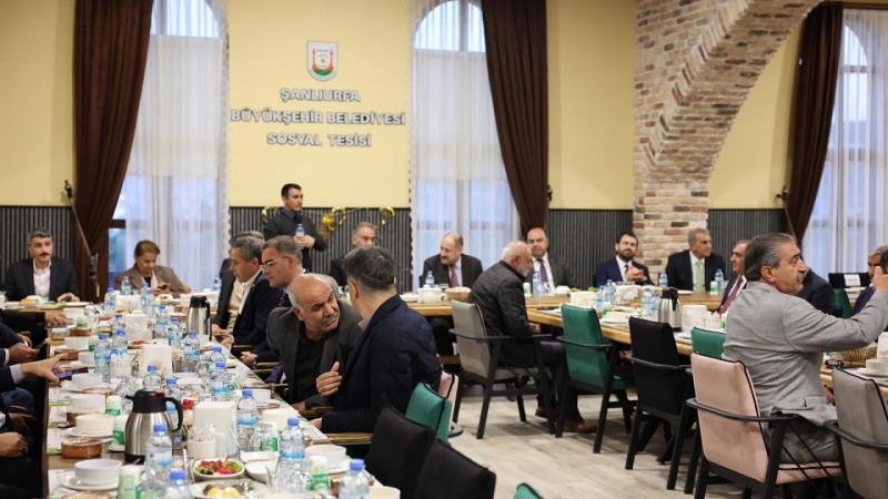  Başkan Gülpınar, İlçe Belediye Başkanları ve Belediye Meclis Üyeleriyle İftarda Buluştu