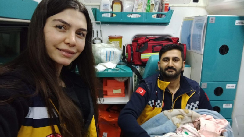 Ambulansta Mucize Doğum: Paramediklerin Zamanla Yarışı