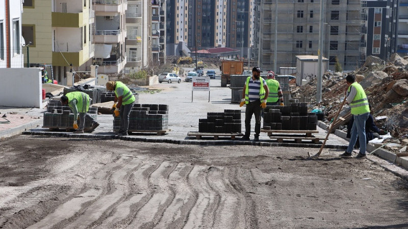 Karaköprü’de Yol Onarım ve Parke Taşı Döşeme Çalışmaları Sürüyor