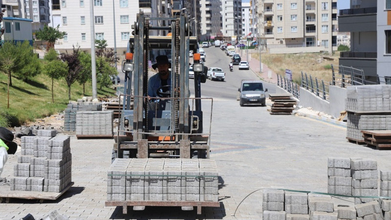 Karaköprü'de Yol Yenileme ve Prestij Sokak Çalışmaları Sürüyor