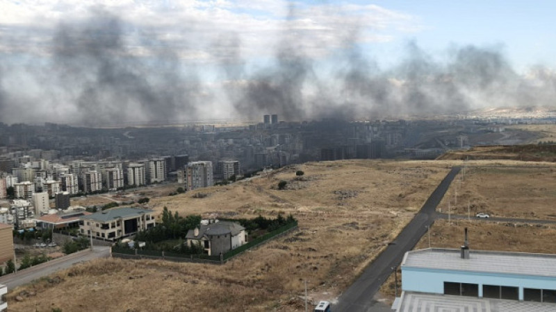 Karaköprü'de Yapı Dekorasyon Deposunda Yangın