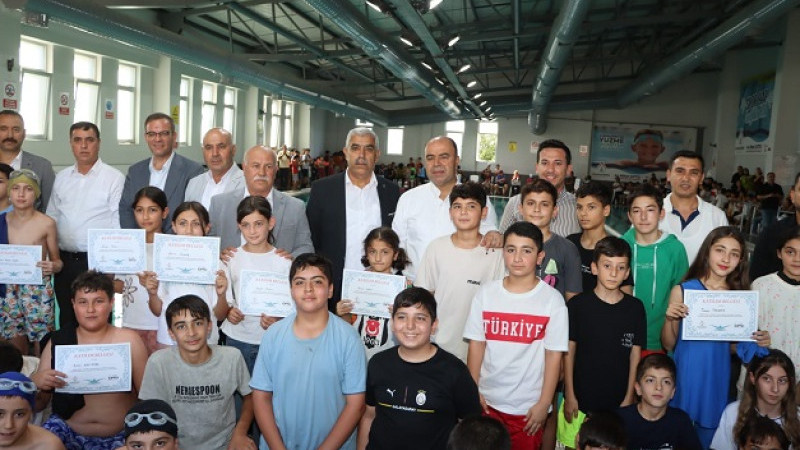 Karaköprü'de 230 Çocuğa Yüzme Sertifikası Verildi