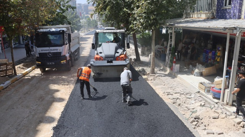 Şanlıurfa Büyükşehir Belediyesi Karaköprü'de Yol Çalışmalarını Sürdürüyor 