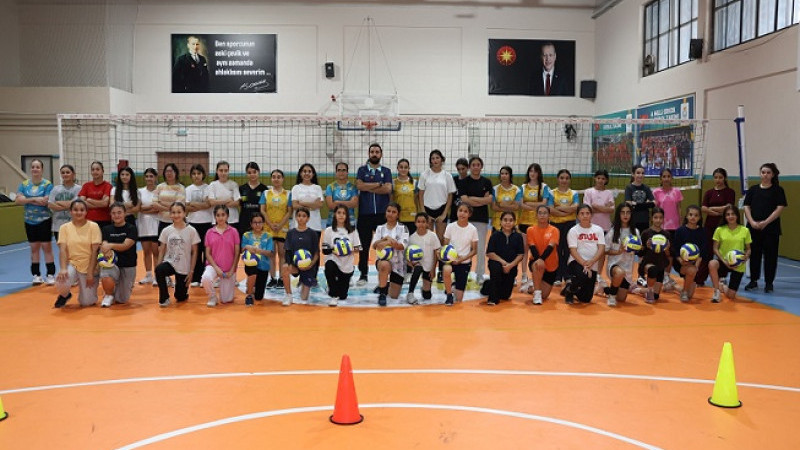 Haliliye'de Voleybol Kursuna Gençler Yoğun İlgi Gösteriyor