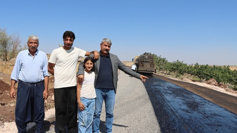 Büyükşehir Belediyesi'nden Siverek Kırsalında Sathi Kaplama Asfalt Çalışması 