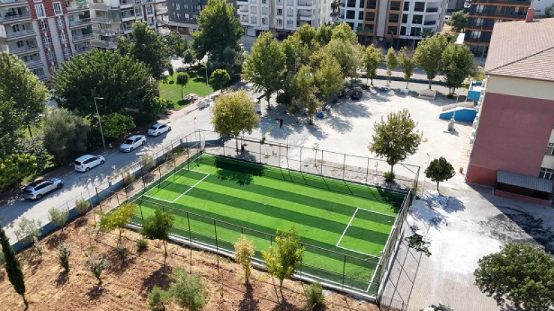 Karaköprü'de 5 Okula Sentetik Çim Saha Yapılıyor