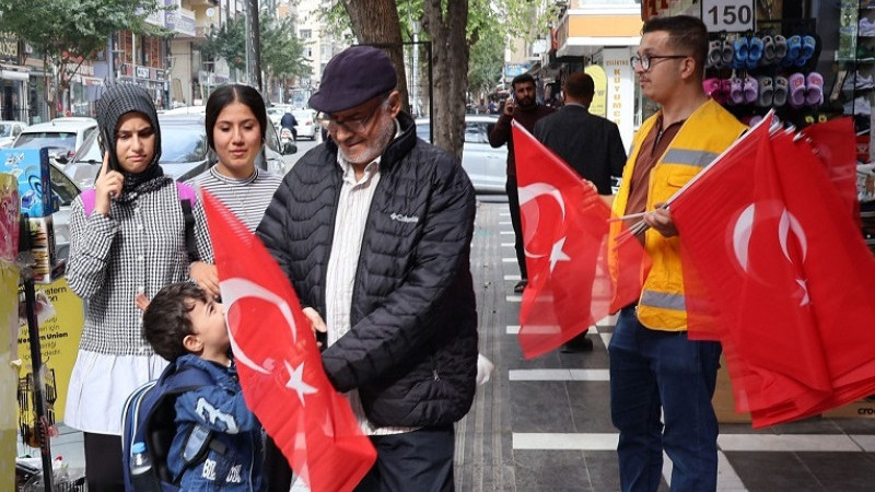 Haliliye'de Vatandaşlara Türk Bayrağı Dağıtıldı